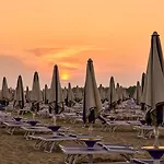 Your Garden Heaven In The Heart Of Lido Dei Pini Μπιμπιόνε